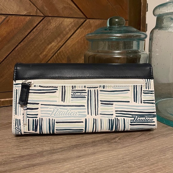 Nautica Money Manager RFID Women's Wallet Clutch Organizer in Navy and White - Picture 2 of 6